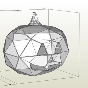 Może przedstawiać: Trójwymiarowy model geometrycznej dyni z wyrzeźbioną twarzą. Dynia ma 318 mm wysokości, 300 mm szerokości i 298 mm głębokości.