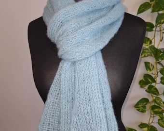 Handstickad alpackahalsduk
