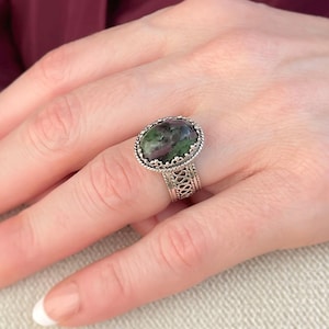 ルビーゾイサイトオーバルカクテルリング 925スターリングシルバー フィリグリー ワイドバンド ハンドメイド ボヘミアン ステートメントジュエリー