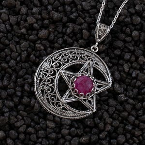 Halsband med hänge i rubinfärgat silver med astrologi, måne och stjärna, 925 sterlingsilver, handgjort filigran, smycken för kvinnor, halvmåneberlock, present till henne