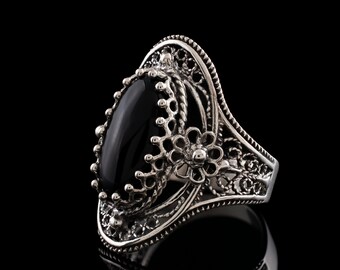 Anello Onice Nero Vintage in Argento: Eleganza Unica