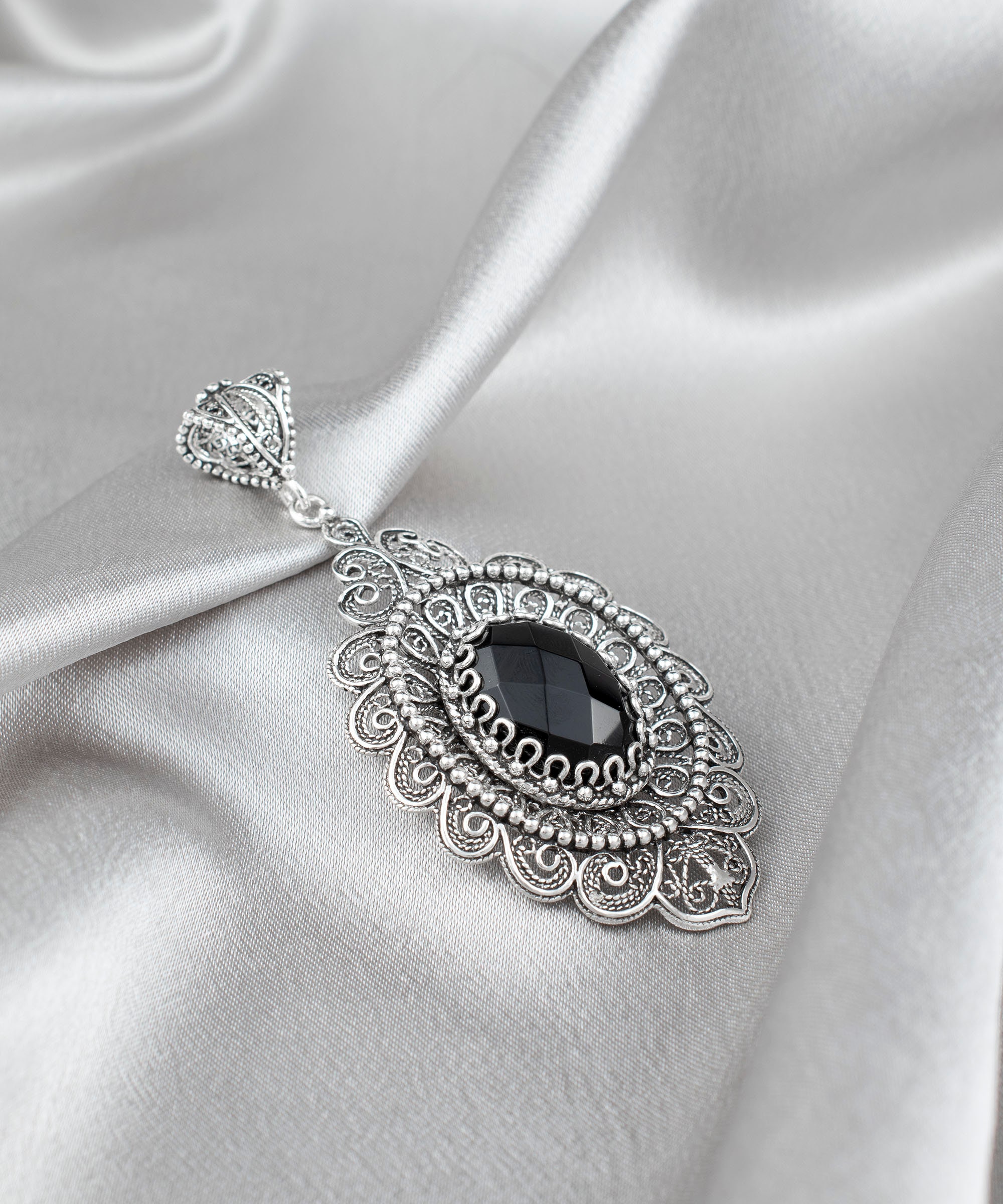 アクセサリー vintage onyx gothic silver necklace Large Vintage Black Onyx Gothic Style Filigree Necklace