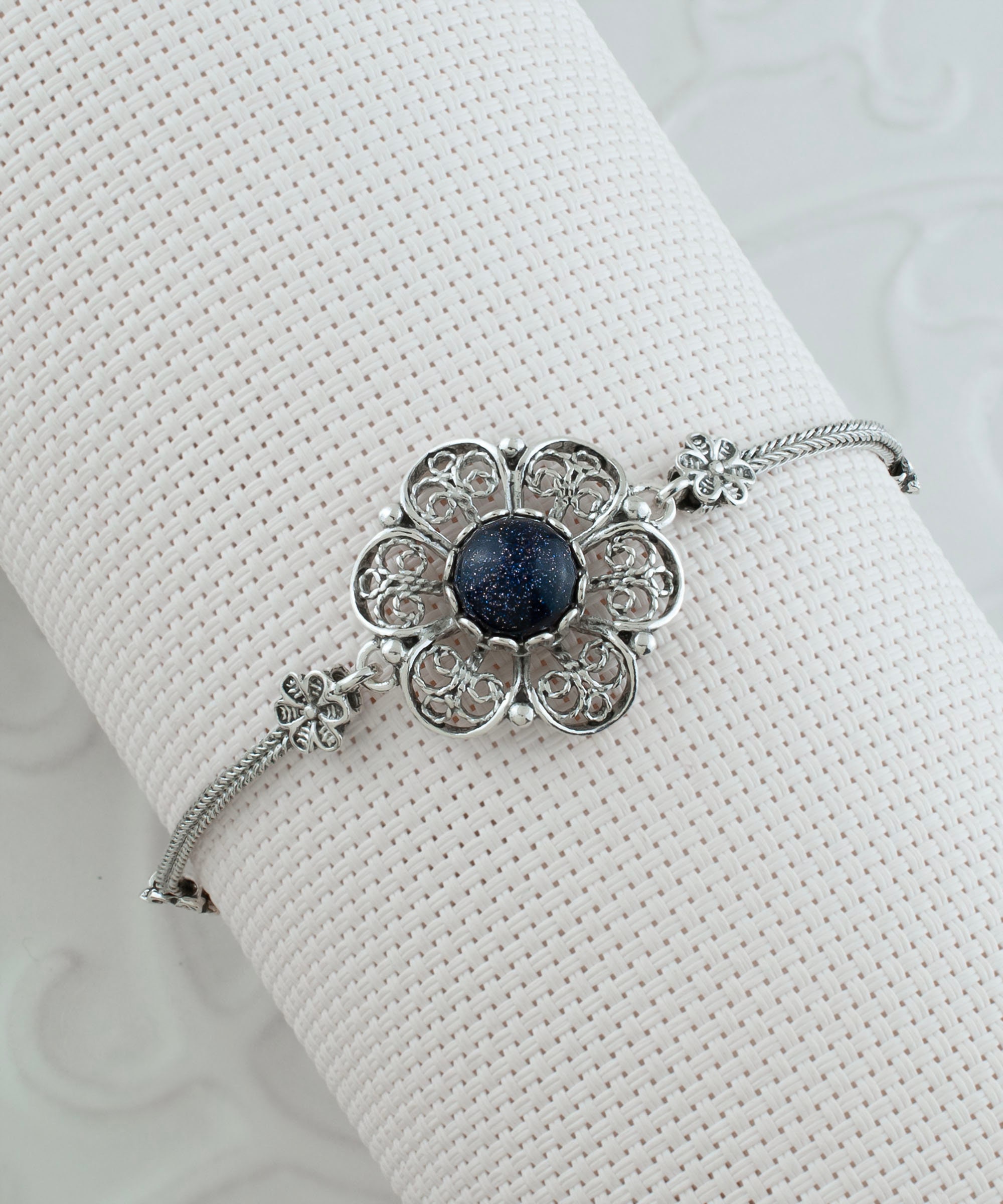Bracelet Large Rigide Argenté Avec Gravure Fleur Et Cabochon Bleu - Modèle A05 - Occasion Bon état