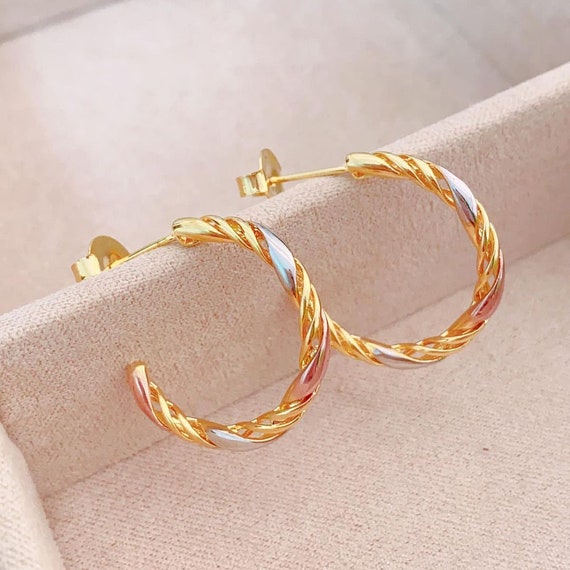 Wavy Hoop Earrings, Twisted Hoops Earrings, 18k Plated Earrings, Wavy Twist  Hoops, Huggies Earrings, Dainty Gold Wave Hoop Earrings - Etsy