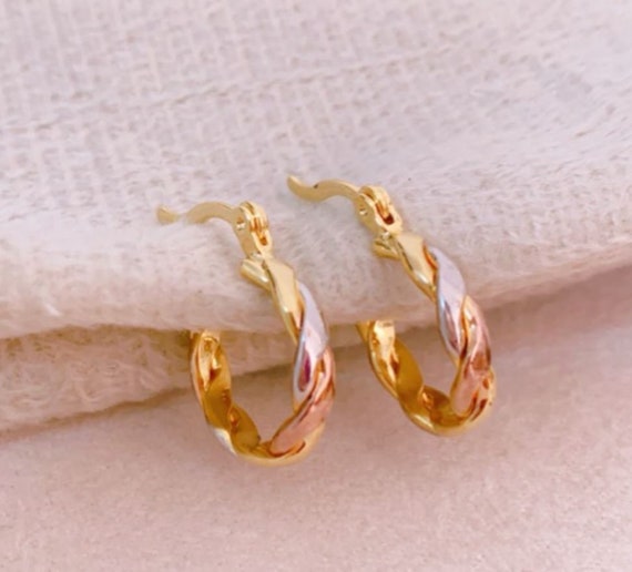 Wavy Hoop Earrings, Twisted Hoops Earrings, 18k Plated Earrings, Wavy Twist  Hoops, Huggies Earrings, Dainty Gold Wave Hoop Earrings - Etsy