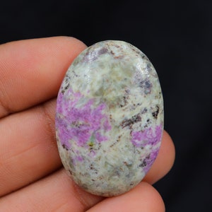 Peut inclure: Pierre précieuse en cabochon de forme ovale avec un motif marbré blanc, gris et rose.