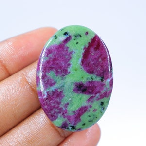 Puede incluir: Cabujón ovalado de piedra preciosa verde y rosa con acabado pulido.