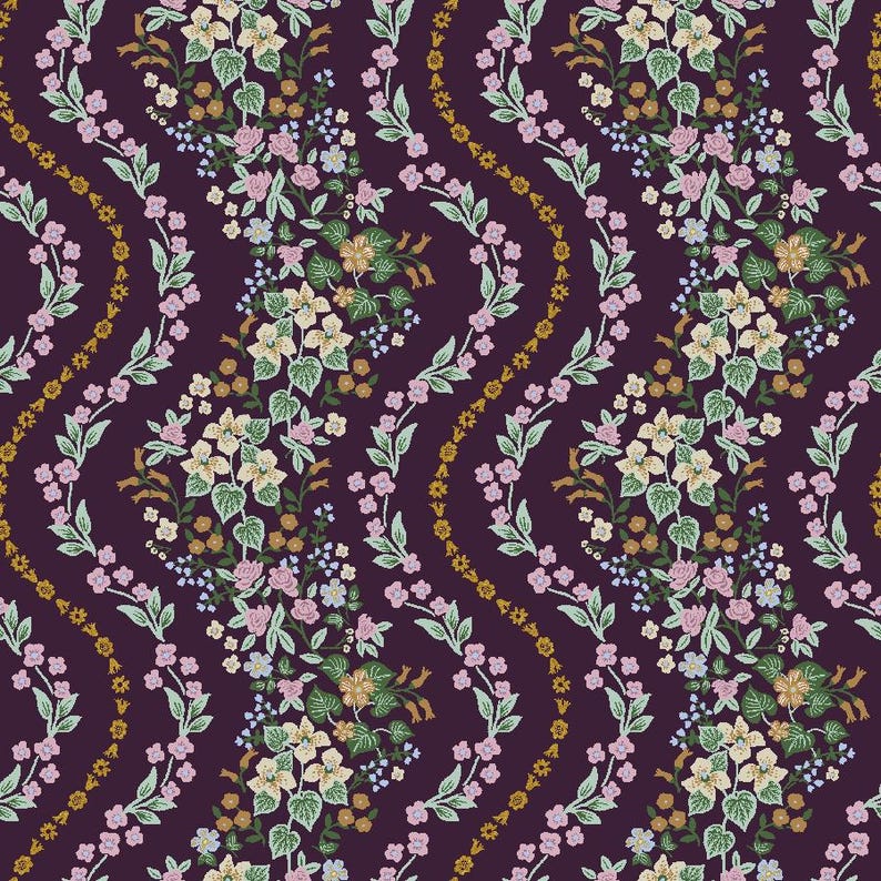 Op de afbeelding: Een naadloos bloemenpatroon op een dieppaarse achtergrond. Het heeft herhaalde clusters van cr&egrave;me, roze en groene bloemen. Golvende lijnen van gouden en roze bloemen voegen een decoratief element toe. Geschikt voor stof of behang.
