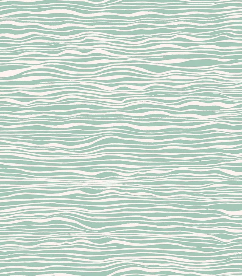 Puede incluir: Un patr&oacute;n repetitivo con l&iacute;neas horizontales onduladas en blanco sobre un fondo verde salvia s&oacute;lido. Las l&iacute;neas var&iacute;an en grosor y curvatura, creando una textura fluida y org&aacute;nica que cubre toda la superficie del material.