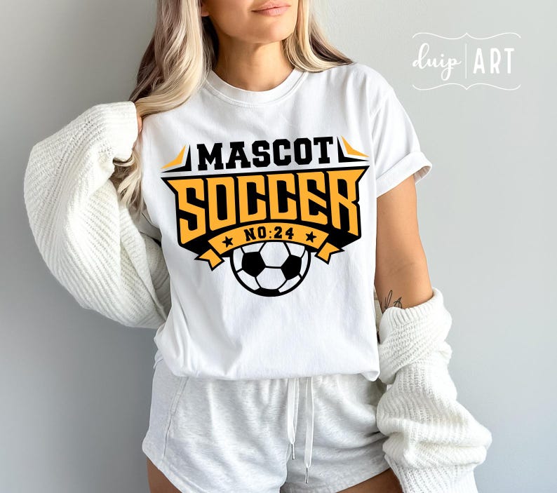 Pu&ograve; includere: Maglietta bianca con una grafica gialla e nera che dice "Mascot Soccer" con un pallone da calcio e il numero 24.