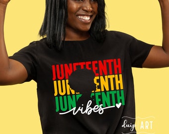 Könnte beinhalten: Schwarzes T-Shirt mit dem Schriftzug "Juneteenth vibes" in weiß auf rotem, gelbem und grünem Hintergrund. Im Zentrum des Designs befindet sich eine Silhouette eines Afros.