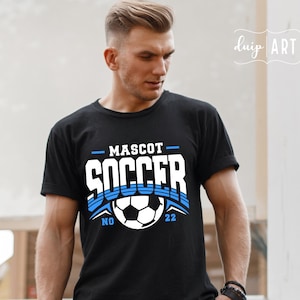 Pu&ograve; includere: Maglietta nera con un design grafico bianco che dice "MASCOT SOCCER" con un pallone da calcio blu e bianco al centro. I numeri "NO 22" sono su entrambi i lati del pallone.