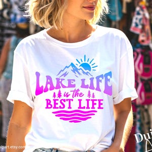 A vida no lago é a melhor vida SVG PNG, design de camisa para férias no lago, sublimação retrô de verão no lago para viagens em família, gráficos DIY Lake Vibes