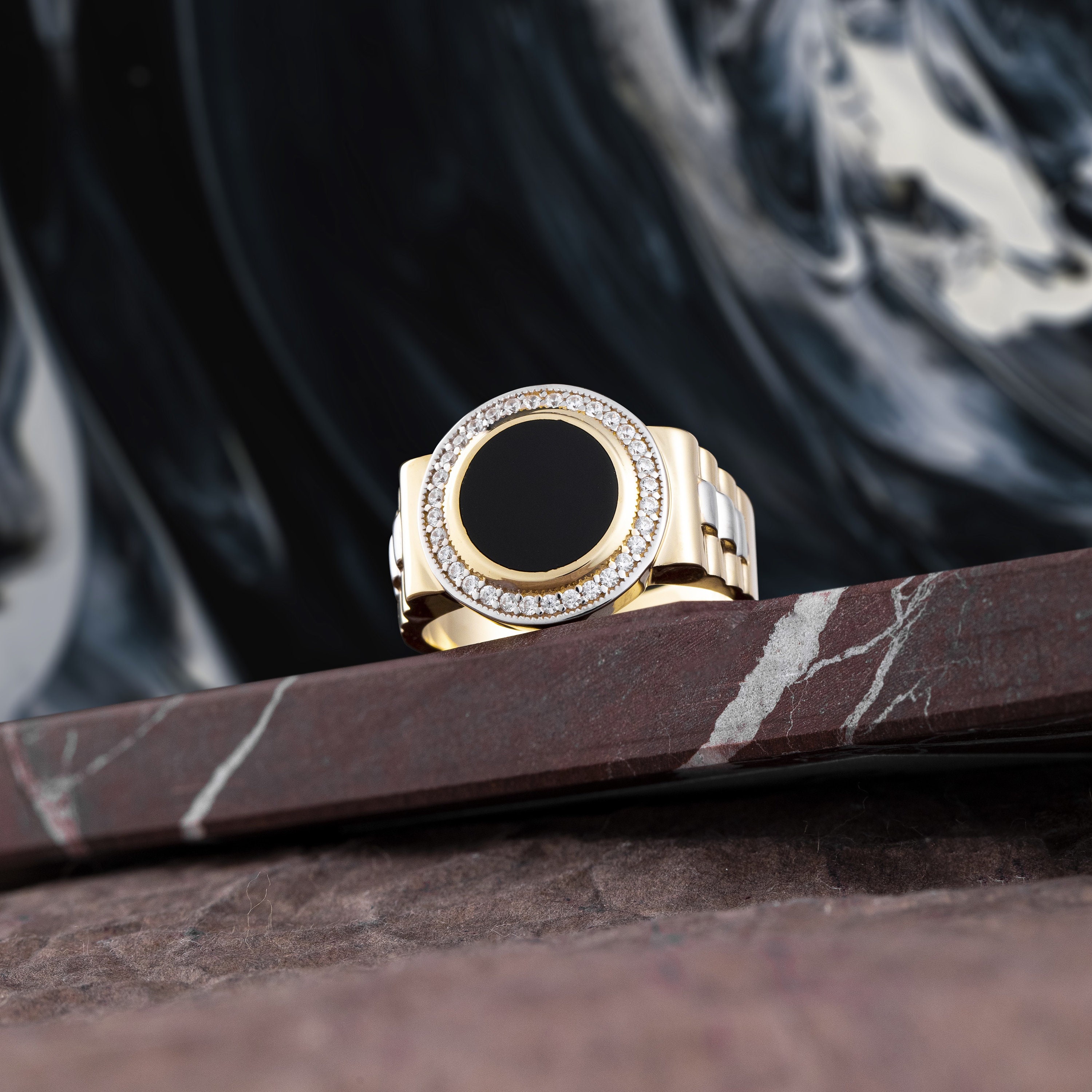Louis Vuitton LV Gram Ring Gold Metal & Zircon. Size S