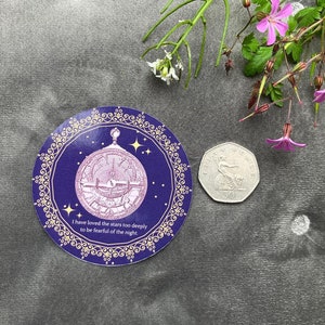 Glanzende middeleeuwse renaissance astrolabiumsticker. Zeesterrenobservatieapparaat voor astrologietijdschriften, vintage scrapbooking, decoupage, ambachten