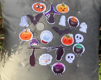 Śliczny, zabawny zestaw naklejek z emotikonami na Halloween na błyszczącym papierze do dzienników punktowych, trackerów, rękodzieła, scrapbookingu, planerów