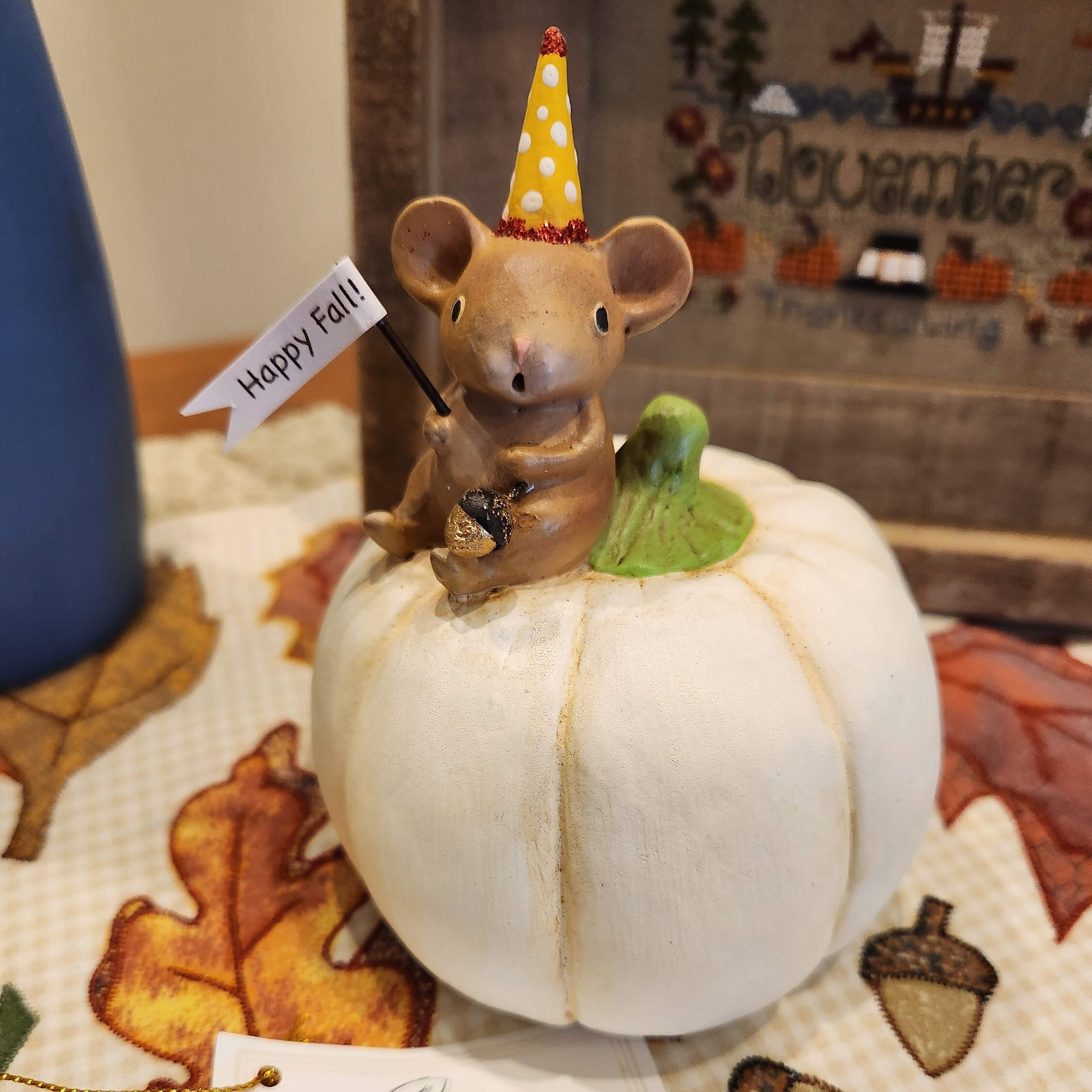 Happy Fall Maus auf Kürbis