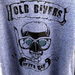 Old Divers Never Die – Excelente impressão em tela e strass – camiseta de mergulho para homens, mulheres e crianças.
