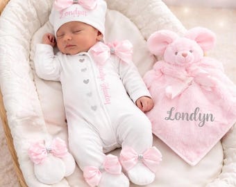 Conjunto completo para bebé niña recién nacida: pijama, gorro, diadema y manoplas. EXTRAS: añadir un conejito o manta, o maleta de recuerdo o caja de regalo (segunda foto original).