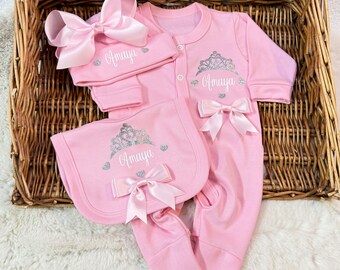 Newborn Baby Homecoming Set. SUPERB QUALITY. Sleepsuit Hat bib headband set pretty pink Bows Personalised Gift