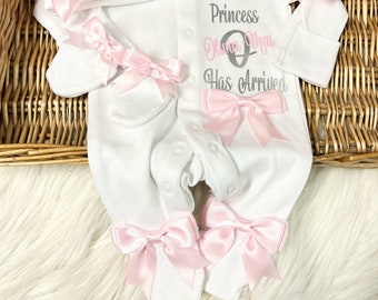 Newborn baby homecoming 1x sleepsuit 1 x hat 1 x mitts set, any name Personalised gift Mum Nana Auntie