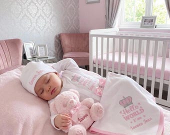 Conjunto completo para recém-nascido (menino ou menina): macacão, gorro e ursinho de pelúcia azul e rosa. Extras: manta personalizada impressa (a segunda foto é original).