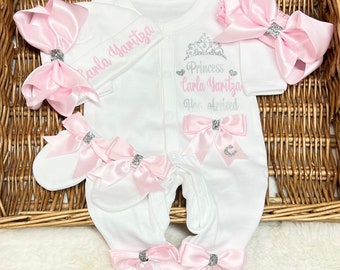 Newborn baby homecoming set, blanket with initial on the bow  any name  Personalised gift