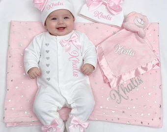 Conjunto completo para bebé niña recién nacida: diadema, pijama, gorro, manoplas. EXTRAS: personalización con osito de peluche, manta o maleta de recuerdo.