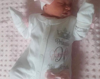 Newborn baby homecoming 1x sleepsuit 1 x hat 1 x mitts set, any name Personalised gift Mum Nana Auntie