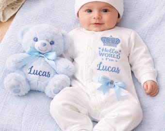 Ensemble complet pour nouveau-né (garçon ou fille) : pyjama, bonnet et moufles. Options supplémentaires : doudou, couverture, valise ou coffret cadeau (voir photo 2).