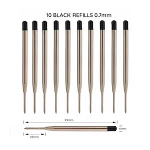 K&ouml;nnte beinhalten: Zehn metallische Stiftminen mit schwarzen Kappen und Spitzen. Der Text 10 BLACK REFILLS 0.7mm steht dar&uuml;ber. Eine einzelne Mine ist unten horizontal abgebildet, mit Ma&szlig;linien, die eine Gesamtl&auml;nge von 99mm, eine Breite von 6mm und eine Spitzenl&auml;nge von 25mm angeben.