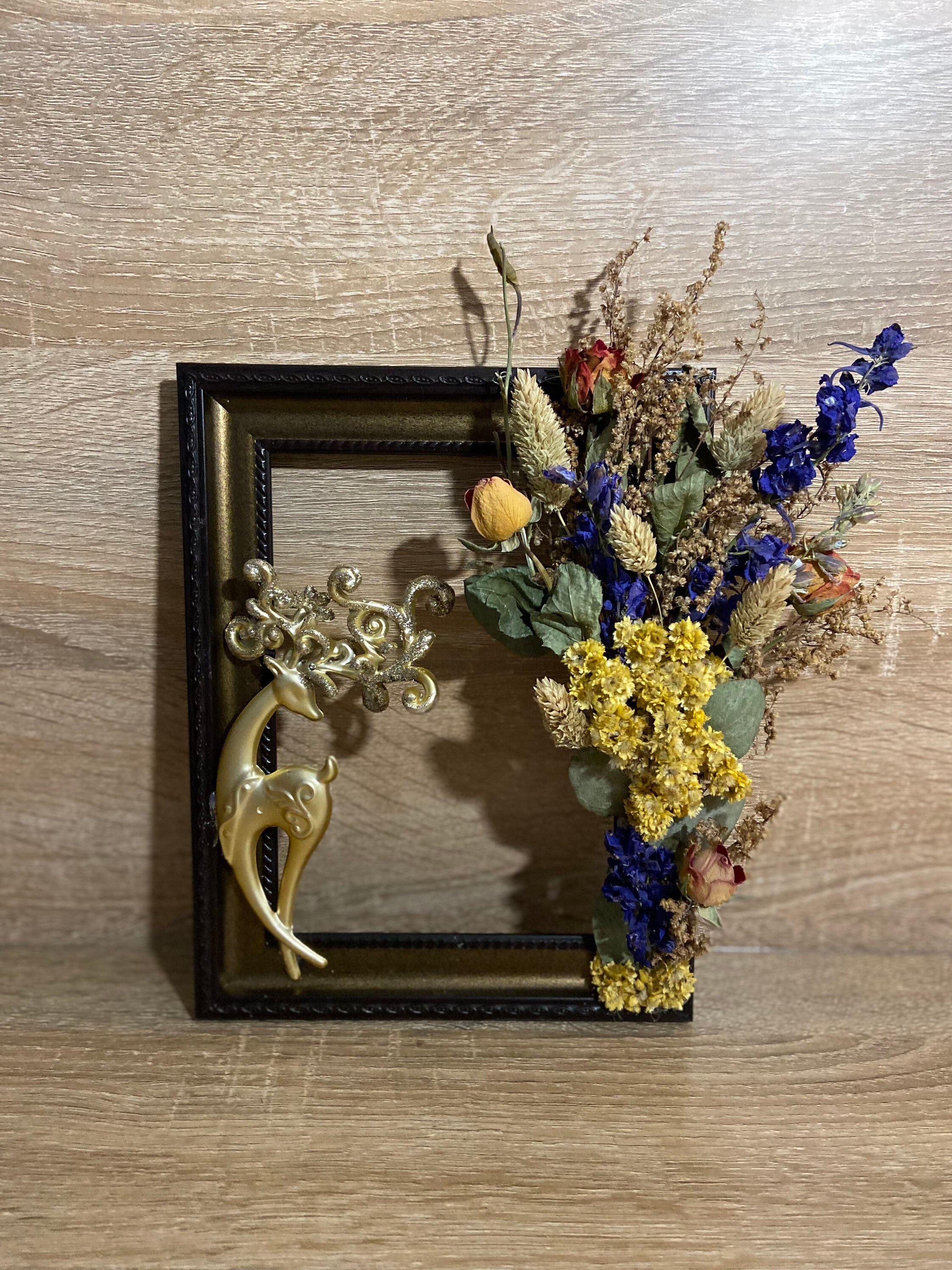 Cadre avec Renne Doré et Fleurs Séchées