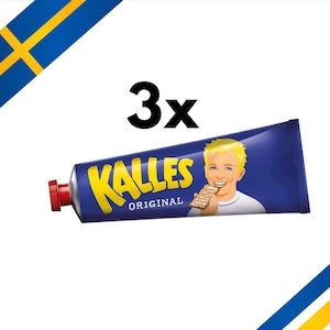 Puede incluir: Un tubo azul de crema de chocolate Kalles Original con un niño de dibujos animados comiendo una barra de chocolate. El tubo tiene una etiqueta amarilla con el texto "Kalles Original" y una etiqueta 3x encima del tubo.