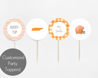 Może przedstawiać: Zestaw czterech okrągłych topperów na imprezę na drewnianych patyczkach. Wzory obejmują "Rocky Top" w pomarańczowe paski, zarys stanu Tennessee, pomarańczową kratę z napisem "Go Vols" i pomarańczowy kask do futbolu amerykańskiego. Dolne koło mówi "Customized Party Toppers!"
