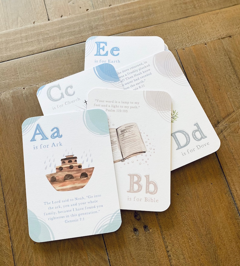 Peut inclure: Un ensemble de cartes d'alphabet avec des illustrations et des versets bibliques. Les lettres sont A, B, C, D et E. Les illustrations comprennent une arche, une bible, une &eacute;glise, une colombe et la terre.