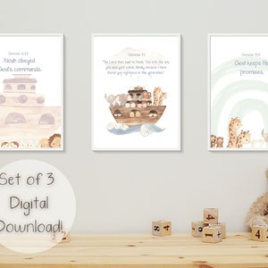 Op de afbeelding: Set van drie digitale prints met aquarel illustraties van Noah's Ark met dieren, een regenboog en een citaat uit de Bijbel: "God houdt zijn beloften." De prints zijn in een wit frame en worden getoond aan een muur met een teddybeer en houten blokken.