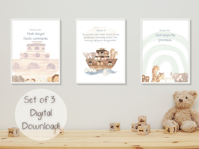 Op de afbeelding: Set van drie digitale prints met aquarel illustraties van Noah's Ark met dieren, een regenboog en een citaat uit de Bijbel: "God houdt zijn beloften." De prints zijn in een wit frame en worden getoond aan een muur met een teddybeer en houten blokken.