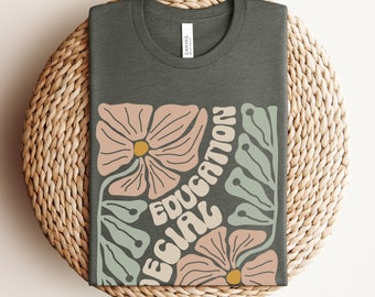 Puede incluir: Una camiseta verde militar jaspeada con un diseño floral y el texto "Educación Especial" en una fuente retro.
