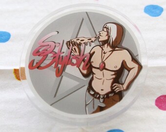 Pode incluir: Um broche redondo de acrílico transparente com fundo cinza e um texto estilizado "Stylish" em rosa e branco. Uma ilustração de desenho animado de uma pessoa com cabelo branco comendo uma fatia de pizza está no centro do broche.