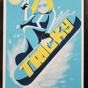 Op de afbeelding: Een blauwe en gele illustratie van een persoon die snowboardt met het woord "TRICKY" op het snowboard.