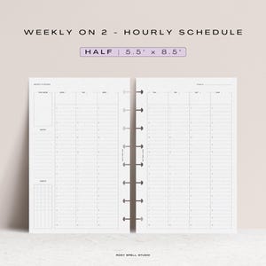 Könnte beinhalten: Ein weißes, offenes Planer-Insert mit einem wöchentlichen Stundenplan. Der Text "WEEKLY ON 2 - HOURLY SCHEDULE" steht oben, darunter "HALF | 14 x 21.6 cm". Der Planer hat Abschnitte für Notizen und Gewohnheiten.