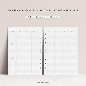 Puede incluir: Páginas de planificador horario semanal A5. Las páginas son blancas con un diseño de cuadrícula para los intervalos de tiempo y los días de la semana. El texto "WEEKLY ON 2 - HOURLY SCHEDULE" está en la parte superior. Dimensiones: 14,8 cm x 21 cm.