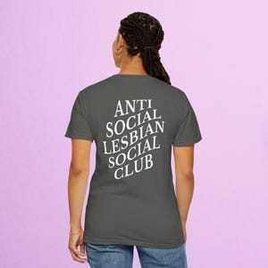 Comfort Colors T-Shirt (Unisex) - Anti-Sozialer Lesben-Sozialverein - Lustiges Lesben-Shirt, Lesben-Stolz, Sapphic-Shirt, AWL-Shirt, lesbische Geschenke