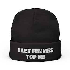 Geborduurde gebreide muts - lesbische muts, I Let Femmes Top Me, WLW, sapphic, fun, cute, cadeaus, Butch Lesbian, Femme Lesbian