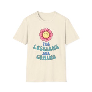 Camiseta unissex Softstyle - As lésbicas estão chegando - Camiseta gay divertida, LGBTQ, camiseta lésbica, camiseta lésbica, camiseta gay, WLW, presente lésbico
