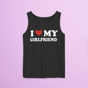 Unisex Tank Top Komfort Farben - Ich liebe meine Freundin - Sapphic Shirt, Lesben Shirt, Gay Shirt, LGBT Tank, lustiges Gay Shirt, TLW Shirt