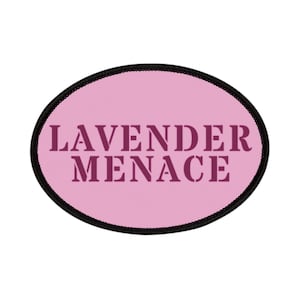 Può includere: Toppa ovale rosa con cuciture nere attorno ai bordi. Il testo "Lavender Menace" è stampato in viola scuro.