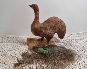 Handgeschnitzter mythischer Vogel aus Holz.