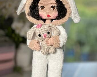 Häkelpuppe: Handgemachte Amigurumi Puppe mit Lockigem Schwarzen Haar