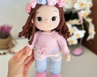 Häkelpuppe: Handgemachte Amigurumi Puppe mit braunem Lockenhaar
